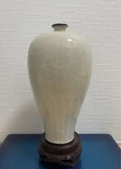 中国 宋時代 定窯白磁  瓶  细陰刻花卉文  陶芸古美術 。