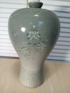 朝鮮高麗時代　蜜蜂と菊花紋青磁瓶