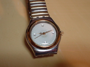 珍品　デザイン　SWATCH　SWISS　IRONY　女性用腕時計　ホワイト　ジャンク品