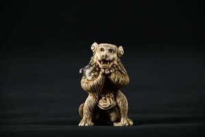 【古美術】唐子 熊? 犬? 誘拐? じゃれ合い? 格闘? 着ぐるみ? 忠盛 根付 Netsuke 精密 彫刻 超絶技巧 彫塑 提げもの 提物 形彫 在銘 牙