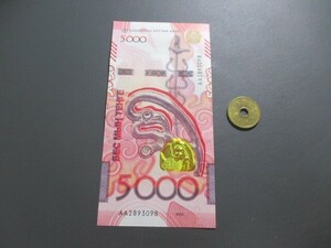 未使用　カザフスタン　4月最新発行高額　5000テンゲ