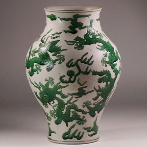 【開】中国美術陶瓷 白瓷緑彩宝珠雲龍刻文瓶 大明弘治年製款 高さ28cm FB81