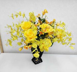 【造花】フラワーアレンジメント「黄色いバラ・オンジウム」〈管理番号F2004〉サイズ：28cm×52cm×40cm
