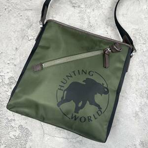 極美品●HUNTING WORLD ハンティングワールド メンズ ビジネス ショルダーバッグ サコッシュ 斜め掛け デカロゴ ジップ ナイロン カーキ