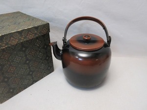 504325 【 茶道具 茶道具 腰黒 口蓋付 水注(水次) 薬缶 利休形薬缶 やかん 紙箱 】 検) 水屋道具 煎茶道具 金属工芸 裏千家 湯沸 ⅱ