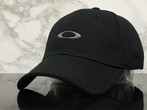 【未使用品】53C 訳あり★OAKLEY オークリー キャップ 帽子 CAP クールなブラックの伸縮素材にグレーロゴ！《伸縮前56㎝～59㎝位迄》