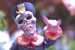 キョンシー ソフビ 黑/金/赤塗装 DANIEL-YU “ JIANGSHI ACOLYTE ” ART TOYS