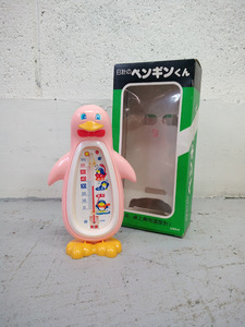 ◇日計のペンギン君/温度計 卓上室内用 バス用 湯温計 ファンシー レトロポップ 昭和レトロ ピンク 飾り物 置物 鳥 動物 小物 箱付き