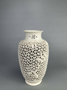 中国美術　白磁透彫花瓶　賞瓶　時代物　伝来品　華道具　花器　
