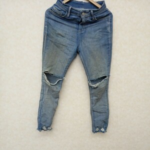 デニムパンツ　ダメージジーンズ　サイズM　カラー水色　古着　綿６４%ポリエステル３４%使用　膝、裾にダメージ