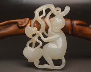 【古寶奇蔵】和田玉製・細密彫・靈猴獻壽・置物・賞物・中国時代美術