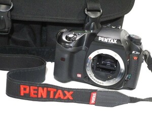 ☆PENTAX K20D-W デジタル一眼レフカメラ ボディ [SD WORM対応] ストラップ/収納バッグ付き 通電確認済み ジャンク☆ S01-0323