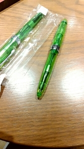 ジンハオ　万年筆　透明軸　グリーン