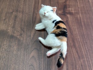 ＊obu＊ハンドメイド＊ 羊毛フェルト　猫　和猫　ねこ　三毛猫 くつろぎ 手のひらサイズ