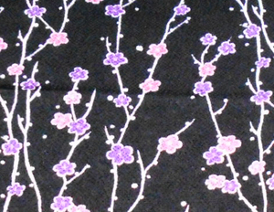 新品　化繊（レーヨン）縮緬　小さなしぼの残ったの縮緬地　黒地に粋な梅の花模様　反物からの切り売り　巾34.5cm　長さ1m当り