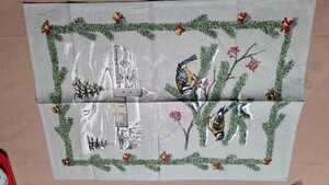 4-1 ティータオル（68×49㎝麻・リネン64％綿・コットン36％）クリスマスの雪景色、ツリー、家並み、木の枝に鳥、リースにベル