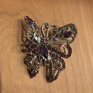 ブローチ　蝶　蝶々　紫色　紫　パープル　キレイ　可愛い　美品　アクセサリー　装飾　装飾品