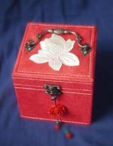 アクセサリーボックス 宝石箱 蓮の花モチーフ 和風デザイン 3段 スエード調 (レッド)