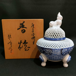 【中古】有田焼 琴峰作 三足香炉 白磁網目透かし 獅子蓋 蛸唐草 陶芸品 工芸品 お香 香道具 茶道具 茶室 共箱付き アンティーク 昭和レトロ