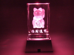 横浜最新 開運3Dクリスタル♪魅惑のまねき猫 虹色に光る台座と電池付き 送料520円crystal42a