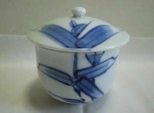 古い 小さめ 湯呑み茶碗 蓋付 白磁に染付 ぐいみ 酒器にも 陶器 茶器 工芸品 レトロ アンティーク
