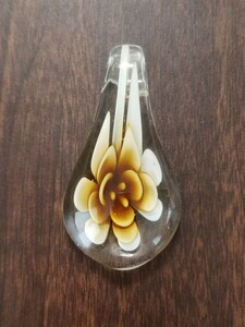ガラス製品　花のチャーム　ペンダントトップ
