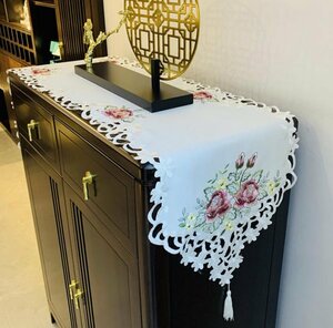 薔薇の花　カットワーク刺繍　テーブルランナー40X180cm　　ホワイト地