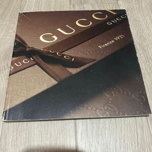 送料無料【HOLIDAY CATALOG 2010 GUCCI】表紙にスレがあります　カタログ