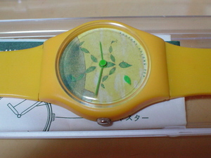 珍品　デザイン　木の葉　案山子　デザイン　腕時計　ケース付　イエロー　ジャンク品