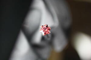 ＜「薔薇」と「雪の結晶」がコラボレーション・・・＞　ロードライトガーネット　２．８６ｃｔ