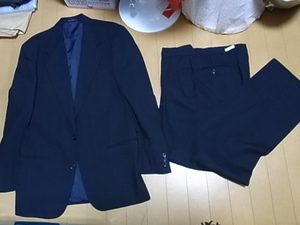 マリオ　 ヴァレンティノ 　2釦シングルスーツ　紺色　サイズ日本のXLくらい　　中古美品　[身長175㎝～182㎝、ウエストが84㎝]