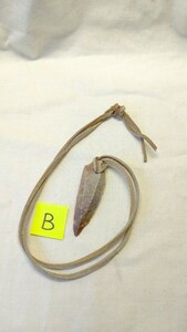 新石器時代の鏃首飾りB 鹿革紐ネックレス やじり 石器 天然石 サハラ砂漠 アルジェリア モロッコ 磨製石器 アフリカ北部