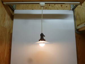【7815】昭和レトロ　乳白色　平傘ガラスシェード　吊り下げ照明　直径約22ｃｍ　40Wシリカ電球(新品)付き