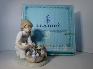 LLADRO リヤドロ こっそりお外へ No.5595 少女 犬 箱あり 置物 インテリア 陶器 高さ約14.3㎝