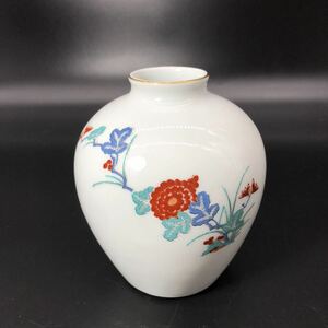 美品　白磁花瓶　有田瑞松 花器　金縁　白地に梅や菊の花が描かれた花瓶です　置物　インテリア　O2