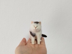 ＊obu＊ハンドメイド＊ 羊毛フェルト　猫 和猫 おすわり ねこ キジトラ白猫 手のひらサイズ