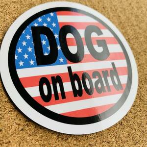 ｒ1●DOG on boardアメリカ国旗ステッカー 7.5cmサイズ●USA 犬 ワンコ 車に乗ってます Dog in CAR　星条旗バージョン NA(5