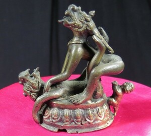 B　古銅二柱の獣神　組体操　インド　金工　神像　／仏像　獅子　密教　ヒンズー教