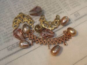 513-1ベージュ系クレオパトラ真珠と真鍮パーツチェコガラスセット☆古い手持ちの真鍮素材のパーツや旧チェコスロバキア製のグラスビーズ