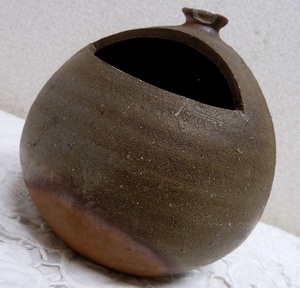 (☆BM)陶器製 備前焼 壁付け 花器 花瓶 吊るし 華道具 円型 丸形 日本伝統工芸 花瓶 茶道具 花入れ 生け花 フック付き