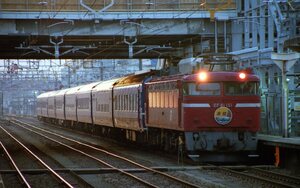 112　【３５㍉ネガ】EF81151＋14系寝台客車　北陸マーク　高岡駅　カラーネガ１コマ