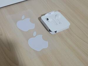 Apple iPhoneXS付属純正イヤホン(EarPods with Lightning Connector（イヤーポッズ ライトニングコネクター）?)とアップルのシールセット