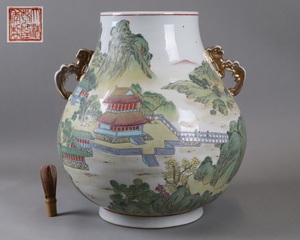 中国美術 大清乾隆年製 粉彩山水風景図耳付壷花瓶 高45cm 唐物 飾壷 細密細工 古美術品[c386]