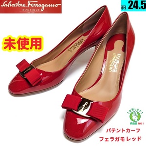 未使用さんフェラガモFerragamo　ヴァラ　パテントパンプス7.5Cレッド