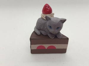 268.フィギュア　猫　ねこ　ネコ　動物 figure　チョコレートケーキ　チョコレート　いちご　上部穴あり