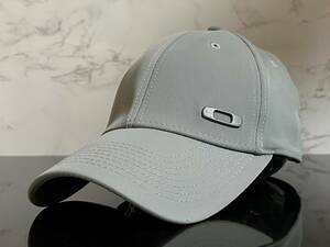 【未使用品】49F 上品★OAKLEYオークリー キャップ 帽子 CAP 上品で高級感のあるグレーの伸縮素材にメタル製ロゴ《伸縮前56㎝～59㎝位迄》