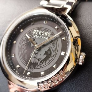 新品 VERSACE ヴェルサス・ヴェルサーチ高級腕時計 ビッグロゴダイヤル ユニセックス クォーツ シルバー・保証書・取説付