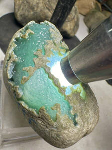 極品　明料　翡翠原石　重さ４２３グラム