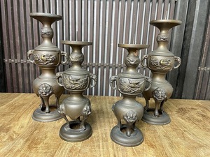 真鍮製 仏具 灯立て 4点 総重量2898ｇ 唐金 陽刻細工 蝋燭立て 仏教 道具