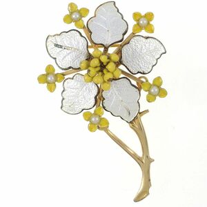 A9392◆ 黄色い花 銀色の葉っぱ フラワーモチーフ イエローペイント ◆ ヴィンテージブローチ ◆